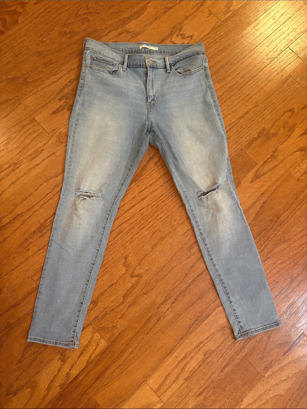 Levi’s, red tag size 32, slimming, skinny jeans, light blue